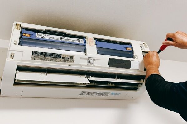 エアコンパーツの組立て